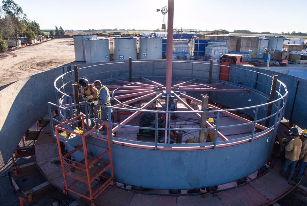 Sistema Cantoni en acción durante el montaje de tanque para SoEnergy.