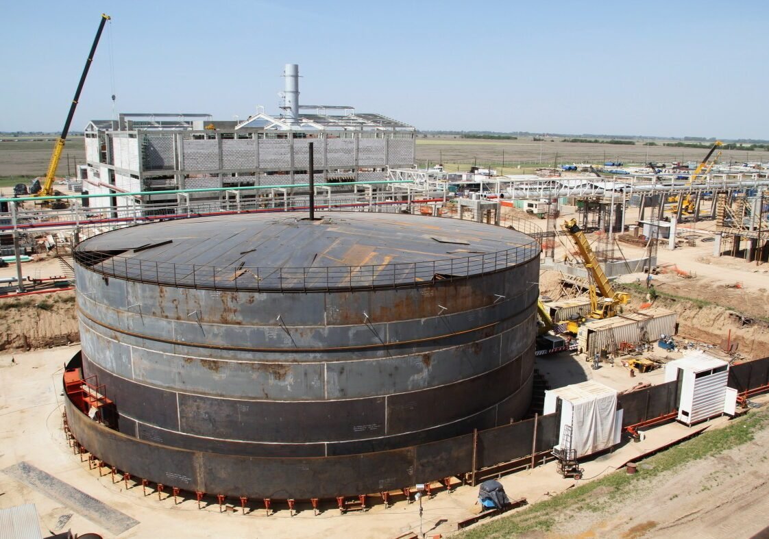 Montaje seguro y eficiente de tanque industrial para YPF con el Sistema Cantoni.