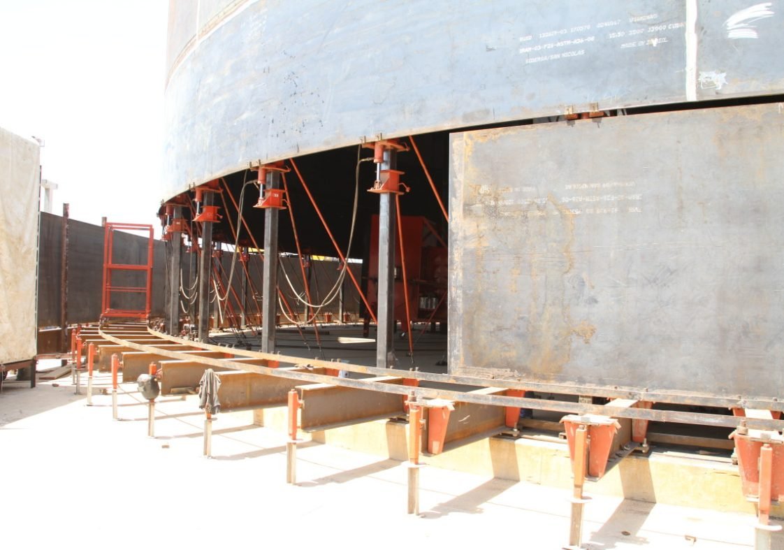 Montaje seguro y eficiente de tanque industrial para YPF con el Sistema Cantoni.