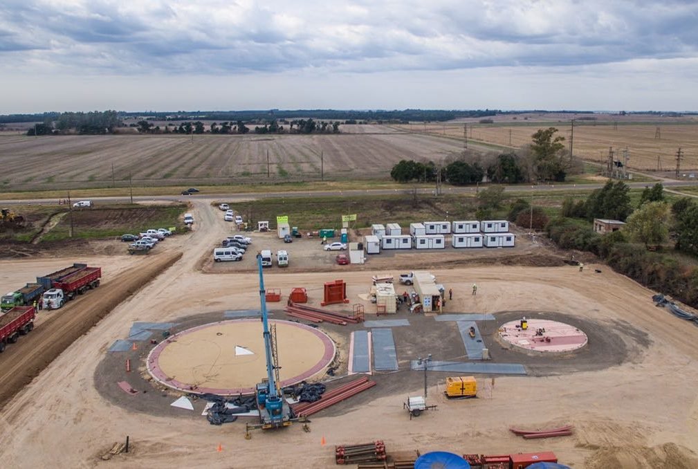 Sistema Cantoni en acción durante el montaje de tanque para SoEnergy.