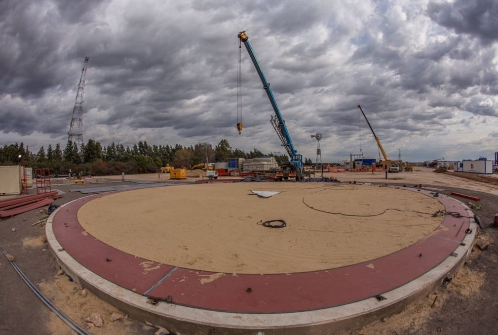 Sistema Cantoni en acción durante el montaje de tanque para SoEnergy.